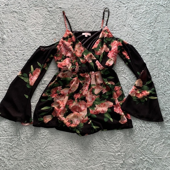 Luxxel Romper - Picture 2 of 12